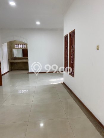 DIJUAL CEPAT! Rumah Ready Stock Area Strategis , Luas 240m2m² LB 380m2m² DIJUAL CEPAT! Rumah Ready Stock Area Strategis , Luas 240m2m² LB 380m2m²