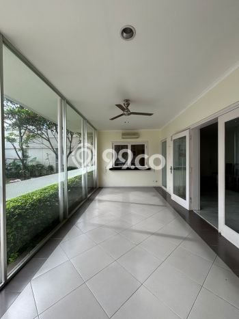 SPECIAL PRICE! Rumah area , 4 KT, Akses Mudah Pusat Kota, Luas 373m2m² Bangunan 610m2m² SPECIAL PRICE! Rumah area , 4 KT, Akses Mudah Pusat Kota, Luas 373m2m² Bangunan 610m2m²