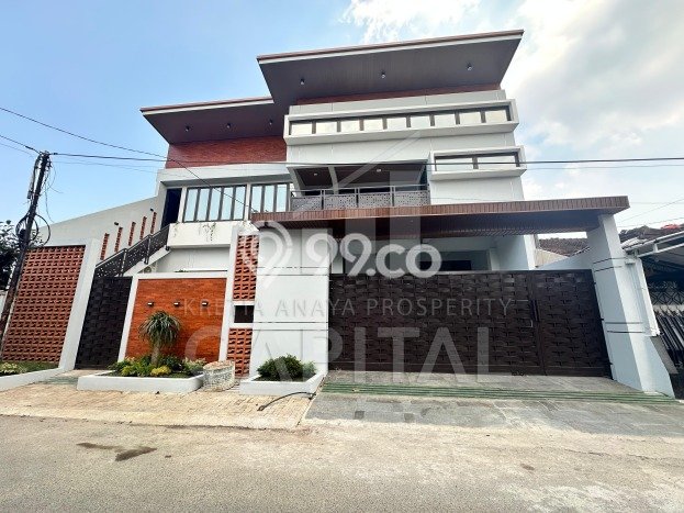 Siap Huni Hunian Elit 5 Kamar di Batununggal Dekat ke Mana Pun Siap Huni Hunian Elit 5 Kamar di Batununggal Dekat ke Mana Pun