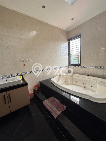 Rumah Eksklusif Siap Huni LT 300m2 di Cinere, Depok Rumah Eksklusif Siap Huni LT 300m2 di Cinere, Depok