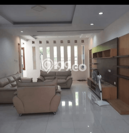 Rumah Mewah dengan 4 Kamar Tidur di Lingkungan Asri Banyuanyar, Solo Rumah Mewah dengan 4 Kamar Tidur di Lingkungan Asri Banyuanyar, Solo