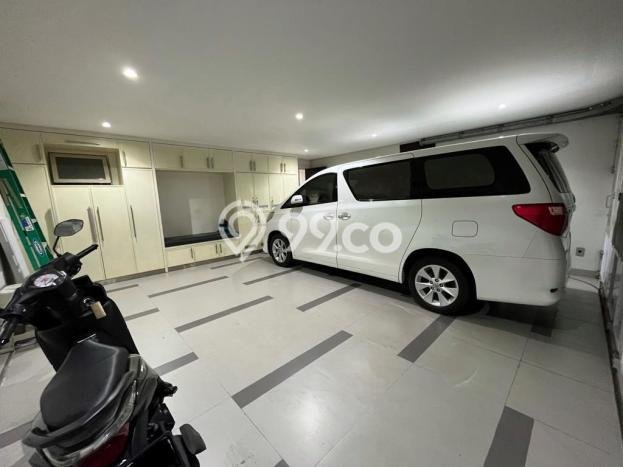Rumah Nyaman dengan 6 Kamar Tidur dan 5 Kamar Mandi di Area Bintaro, Tangerang Selatan Rumah Nyaman dengan 6 Kamar Tidur dan 5 Kamar Mandi di Area Bintaro, Tangerang Selatan