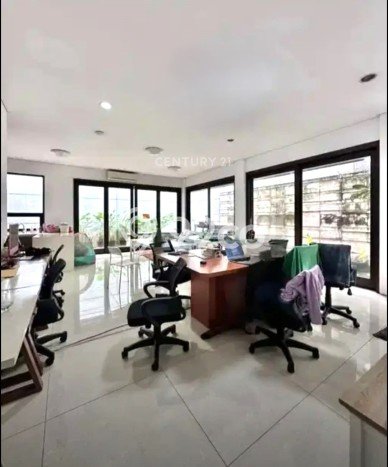 Lokasi terbaik! Rumah siap pakai disewakan di Kebayoran Baru LB 500m2 Lokasi terbaik! Rumah siap pakai disewakan di Kebayoran Baru LB 500m2