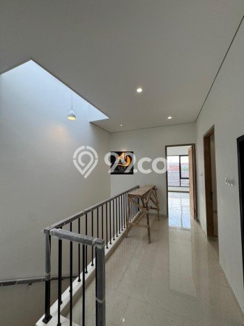 Rumah Elit Modern Tanpa Renovasi di Rawamangun Jakarta Timur Rumah Elit Modern Tanpa Renovasi di Rawamangun Jakarta Timur
