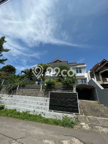 Jual Rumah Mewah Elegan Dengan View Cantik di Tubagus Ismail, Bandung Jual Rumah Mewah Elegan Dengan View Cantik di Tubagus Ismail, Bandung