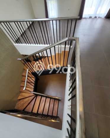 Rumah Elit LB 200m2 Siap Pakai Desain Elegan di Candi Golf, Semarang Rumah Elit LB 200m2 Siap Pakai Desain Elegan di Candi Golf, Semarang