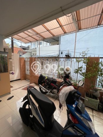 Rumah Kost untuk Dijual di Genteng dengan 7 KT, 7 KM, Luas 100m2 Rumah Kost untuk Dijual di Genteng dengan 7 KT, 7 KM, Luas 100m2
