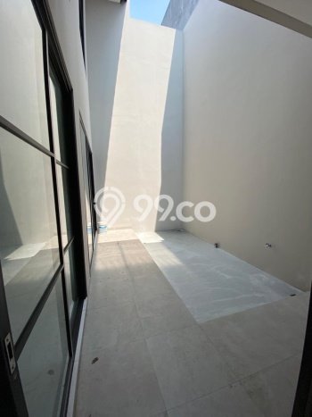 For Sale! Luxury House LT 200m2 Desain Modern di Pondok Tjandra For Sale! Luxury House LT 200m2 Desain Modern di Pondok Tjandra