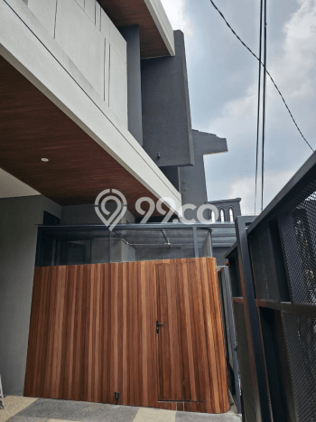 Rumah Mewah LB 205m2 Siap Pakai Desain Elegan di Manyar, Surabaya Rumah Mewah LB 205m2 Siap Pakai Desain Elegan di Manyar, Surabaya