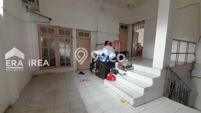 Unit Ruko Paling Strategis di Banjarsari Solo dengan LB 300m2 Unit Ruko Paling Strategis di Banjarsari Solo dengan LB 300m2