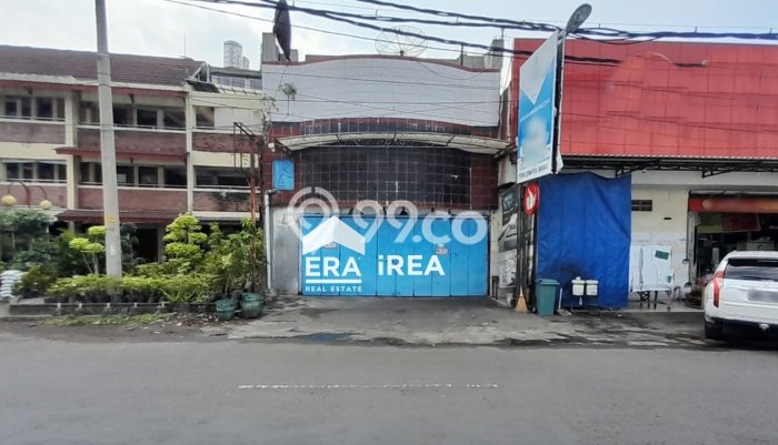 Unit Ruko Paling Strategis di Banjarsari Solo dengan LB 300m2 Unit Ruko Paling Strategis di Banjarsari Solo dengan LB 300m2