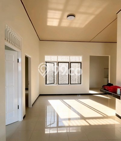Rumah Luas Asri 7 KT Siap Pakai di Manyaran Semarang Rumah Luas Asri 7 KT Siap Pakai di Manyaran Semarang