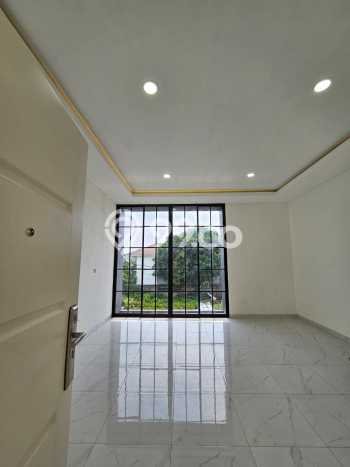 Rumah Mewah LB 180m2 Siap Pakai Desain Elegan di Meruya, Jakarta Barat Rumah Mewah LB 180m2 Siap Pakai Desain Elegan di Meruya, Jakarta Barat