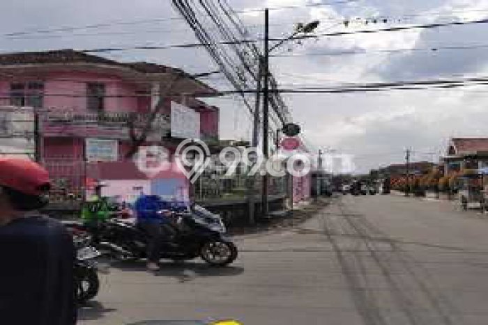 UNIT SPESIAL! Rumah area , 5 KT, Dekat Pusat Kota, Luas 250m2m² Bangunan 270m2m² UNIT SPESIAL! Rumah area , 5 KT, Dekat Pusat Kota, Luas 250m2m² Bangunan 270m2m²
