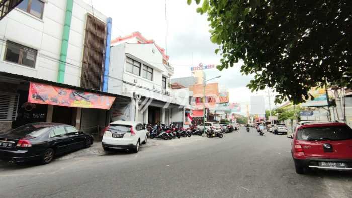 Ruko untuk Disewa di Pusat Sleman Luas Bangunan 200m2 Ruko untuk Disewa di Pusat Sleman Luas Bangunan 200m2