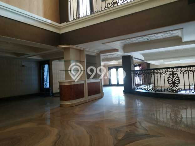 Rumah Mewah LB 1100m2 Siap Pakai Desain Elegan di Alun-alun Contong, Surabaya Rumah Mewah LB 1100m2 Siap Pakai Desain Elegan di Alun-alun Contong, Surabaya