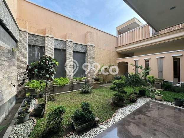 Rumah Elit Modern Tanpa Renovasi di Pakuwon Indah Surabaya Rumah Elit Modern Tanpa Renovasi di Pakuwon Indah Surabaya