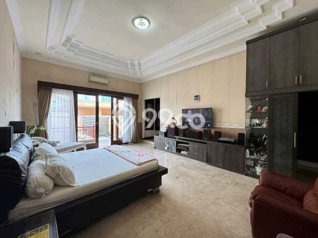 Rumah Elit Modern Tanpa Renovasi di Pakuwon Indah Surabaya Rumah Elit Modern Tanpa Renovasi di Pakuwon Indah Surabaya
