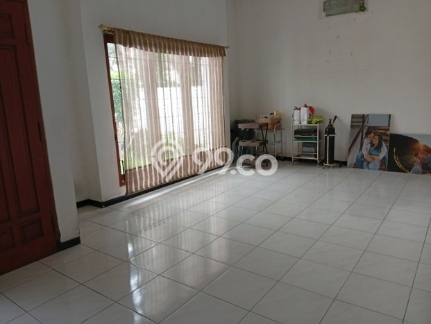 Rumah Mewah LB 450m2 Siap Huni Desain Elegan di Raya Margorejo, Surabaya Rumah Mewah LB 450m2 Siap Huni Desain Elegan di Raya Margorejo, Surabaya