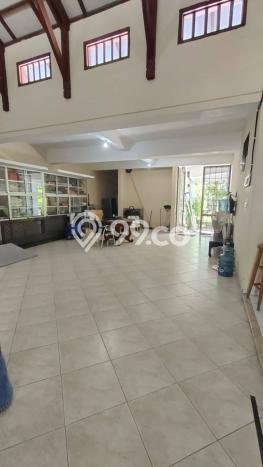 Hunian Ideal dengan LT 1850m2 & LB 800m2 Disewakan di Surabaya Kota Hunian Ideal dengan LT 1850m2 & LB 800m2 Disewakan di Surabaya Kota