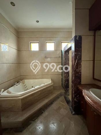 Disewakan! Rumah 5 Kamar Tidur &
5 Kamar Mandi di Surabaya Kota, Surabaya Disewakan! Rumah 5 Kamar Tidur &
5 Kamar Mandi di Surabaya Kota, Surabaya
