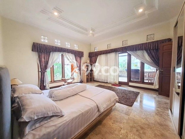 Rumah Elit LB 400m2 Siap Pakai Desain Elegan di Kerobokan, Badung Rumah Elit LB 400m2 Siap Pakai Desain Elegan di Kerobokan, Badung