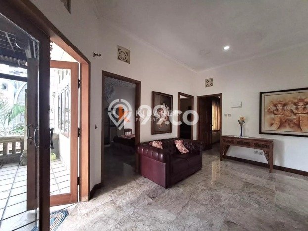Rumah Elit LB 400m2 Siap Pakai Desain Elegan di Kerobokan, Badung Rumah Elit LB 400m2 Siap Pakai Desain Elegan di Kerobokan, Badung