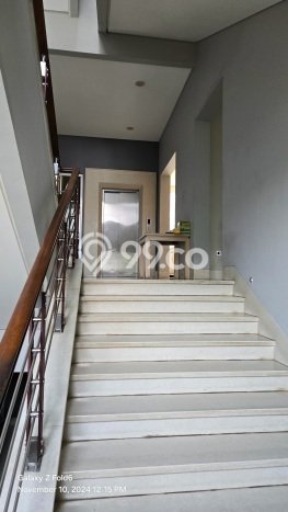Rumah Mewah LB 1000m2 Siap Pakai Desain Elegan di Duta Garden, Tangerang Rumah Mewah LB 1000m2 Siap Pakai Desain Elegan di Duta Garden, Tangerang