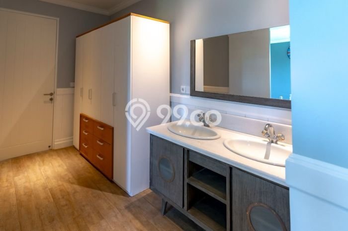 For Sale! Vila Kawasan , Luas 607m2m², Lokasi Strategis For Sale! Vila Kawasan , Luas 607m2m², Lokasi Strategis