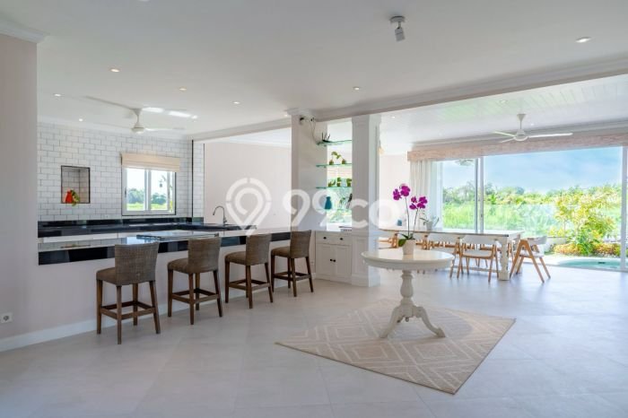 For Sale! Vila Kawasan , Luas 607m2m², Lokasi Strategis For Sale! Vila Kawasan , Luas 607m2m², Lokasi Strategis
