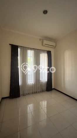 Rumah sewa siap huni 4 Kamar Tidur di Ketintang, Surabaya Rumah sewa siap huni 4 Kamar Tidur di Ketintang, Surabaya
