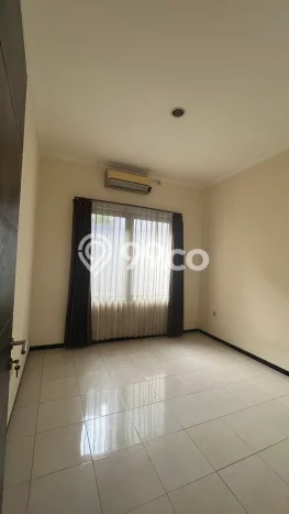 Rumah sewa siap huni 4 Kamar Tidur di Ketintang, Surabaya Rumah sewa siap huni 4 Kamar Tidur di Ketintang, Surabaya
