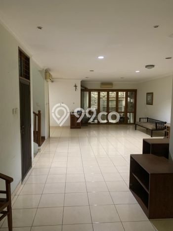 Rumah Elit Akses Mudah di Jakarta Barat Semi Furnished Rumah Elit Akses Mudah di Jakarta Barat Semi Furnished