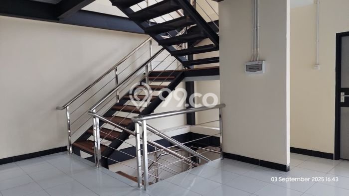 Area Ramai! Gudang Dijual di Lippo Cikarang untuk Bisnis Luas Bangunan 749m2 Area Ramai! Gudang Dijual di Lippo Cikarang untuk Bisnis Luas Bangunan 749m2