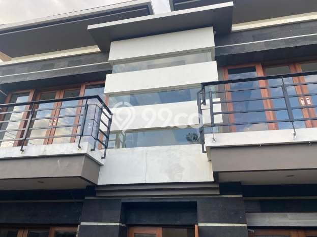 Disewakan! Rumah 3 Kamar Tidur &
4 Kamar Mandi di Legian, Badung Disewakan! Rumah 3 Kamar Tidur &
4 Kamar Mandi di Legian, Badung