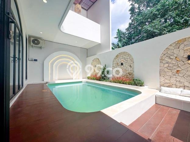 Rumah Mewah LB 190m2 Siap Huni Desain Elegan di Tumbak Bayuh, Badung Rumah Mewah LB 190m2 Siap Huni Desain Elegan di Tumbak Bayuh, Badung