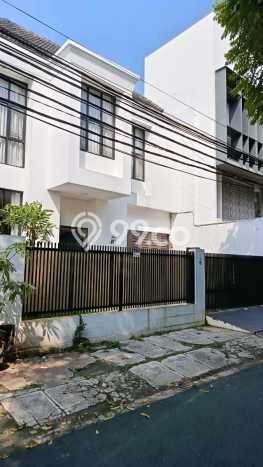 Rumah Strategis kawasan Senopati, 3 KM, Area Tenang, Luas 208m² LB 310m² Rumah Strategis kawasan Senopati, 3 KM, Area Tenang, Luas 208m² LB 310m²