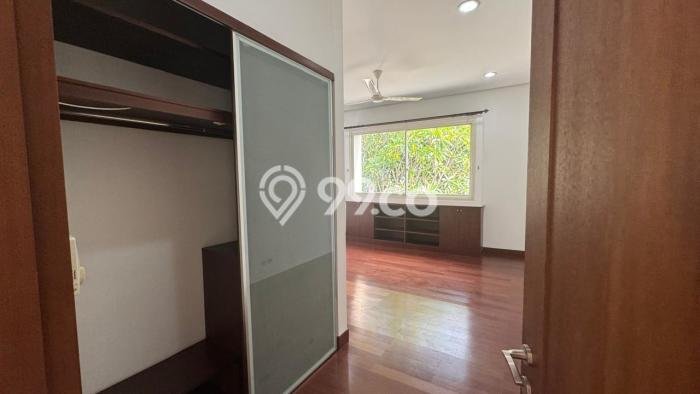 Rumah di Pondok Indah, 5 KM, Akses Universitas, Luas 450m² LB 400m² Rumah di Pondok Indah, 5 KM, Akses Universitas, Luas 450m² LB 400m²