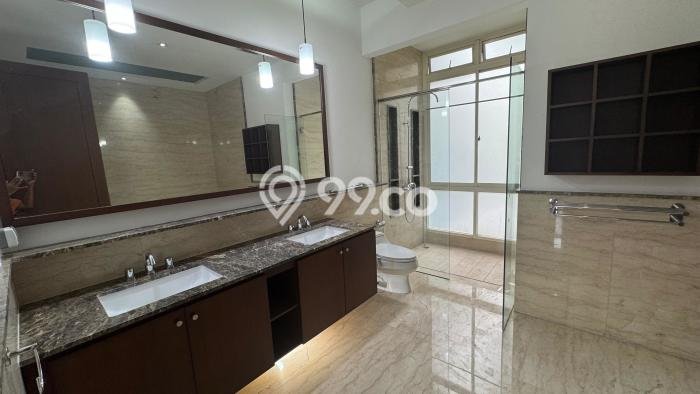 Rumah di Pondok Indah, 5 KM, Akses Universitas, Luas 450m² LB 400m² Rumah di Pondok Indah, 5 KM, Akses Universitas, Luas 450m² LB 400m²