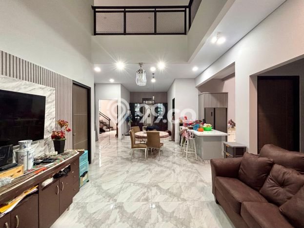Siap Huni Hunian Elit 6 Kamar di Tebet Dekat ke Mana Saja Siap Huni Hunian Elit 6 Kamar di Tebet Dekat ke Mana Saja