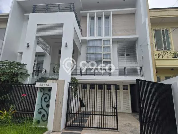 Rumah Elit Modern Tanpa Renovasi di Galaxy Surabaya Rumah Elit Modern Tanpa Renovasi di Galaxy Surabaya