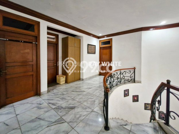 Jual Rumah Luas Elegan Dengan View Eksklusif di Pejaten, Jakarta Selatan Jual Rumah Luas Elegan Dengan View Eksklusif di Pejaten, Jakarta Selatan