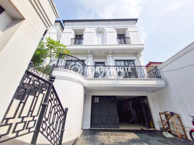 Dijual Rumah Luas Elegan Dengan View Cantik di Cipete, Jakarta Selatan Dijual Rumah Luas Elegan Dengan View Cantik di Cipete, Jakarta Selatan