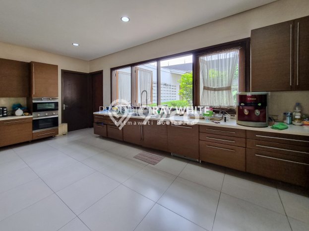 Rumah Elit Modern Tanpa Renovasi di Pejaten Jakarta Selatan Rumah Elit Modern Tanpa Renovasi di Pejaten Jakarta Selatan