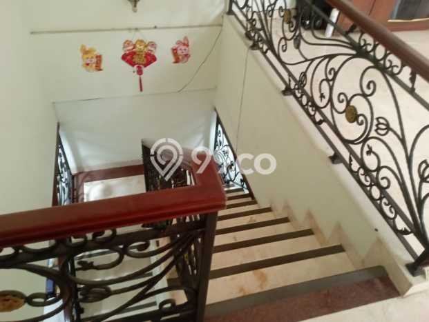 Rumah Mewah LB 300m2 Siap Huni Desain Elegan di Raffles Hills, Jakarta Timur Rumah Mewah LB 300m2 Siap Huni Desain Elegan di Raffles Hills, Jakarta Timur