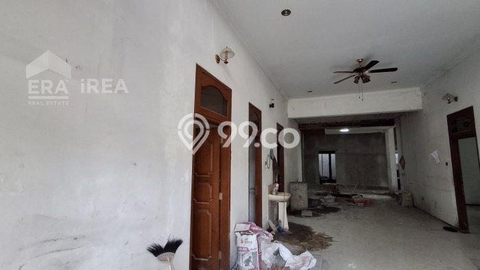 Lokasi strategis! Rumah siap huni dikontrakkan di Depok LB 200m2 Lokasi strategis! Rumah siap huni dikontrakkan di Depok LB 200m2