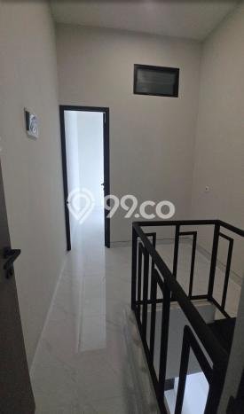 For Sale Rumah 4 Kamar Lokasi Ideal Nyaman dan Strategis di Rungkut For Sale Rumah 4 Kamar Lokasi Ideal Nyaman dan Strategis di Rungkut