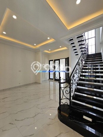 Rumah Elit Modern Tanpa Renovasi di Pondok Indah Jakarta Selatan Rumah Elit Modern Tanpa Renovasi di Pondok Indah Jakarta Selatan