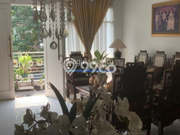 Rumah Nyaman dengan Luas Bangunan 400m² di Kawasan Cirendeu, Jakarta Selatan Rumah Nyaman dengan Luas Bangunan 400m² di Kawasan Cirendeu, Jakarta Selatan