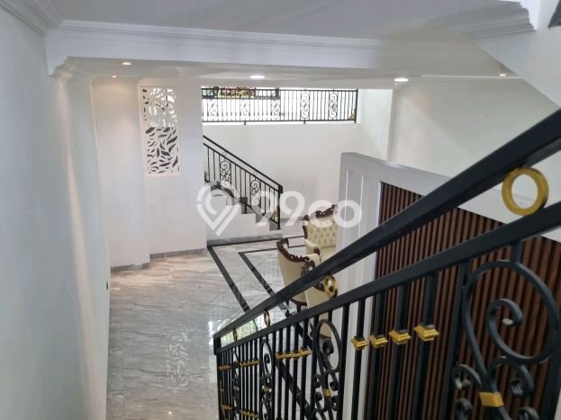 Ready to Use! Luxury House LT 215m2 Desain Elegan di Bintaro Ready to Use! Luxury House LT 215m2 Desain Elegan di Bintaro